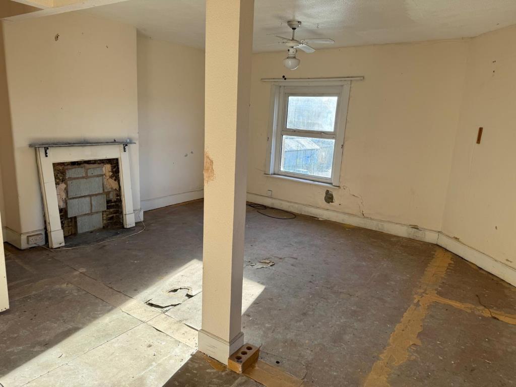 Lot: 138 - FREEHOLD FORMER HOTEL NOW ARRANGED AS TWO LARGE MAISONETTES WITH POTENTIAL - A room on the empty upper floor